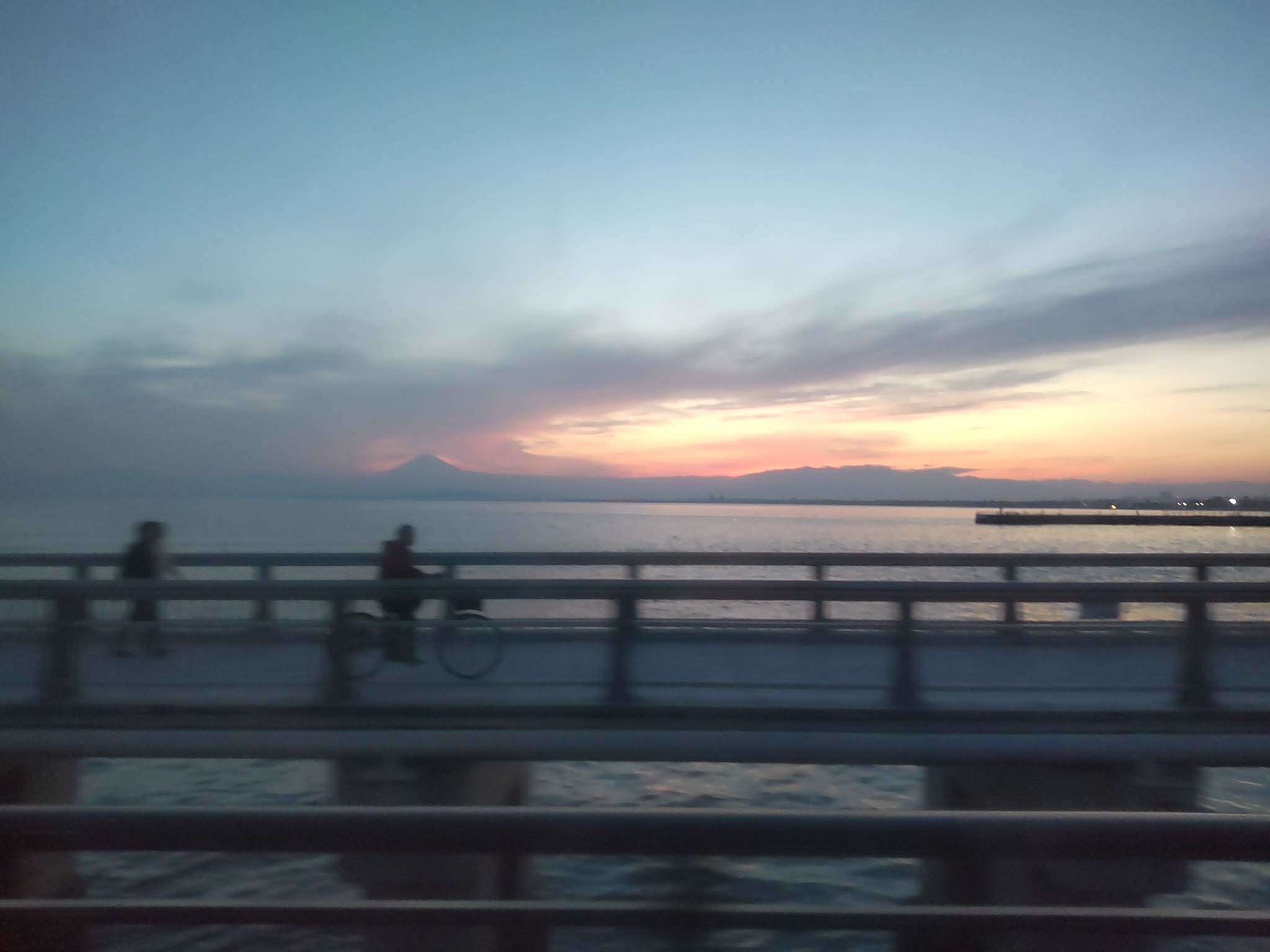 日没直後の江ノ島大橋からみる海